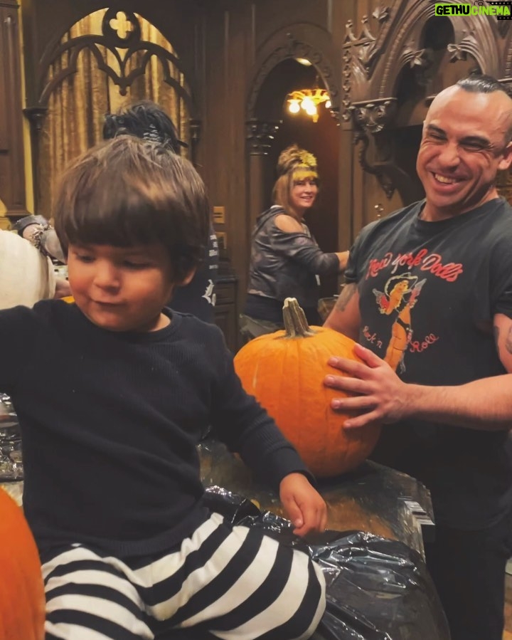 Kat Von D Instagram - Pumpkin carving party at #CasaVonD 🎃 With my beautiful friends/loved ones: @lethalamounts @edenknievel @prayers @dimebagzhag @llewellyn @mr.chino @jessica91104 @tennissystem @stevierivett 🎶Song: “From Dog to God” by @prayers