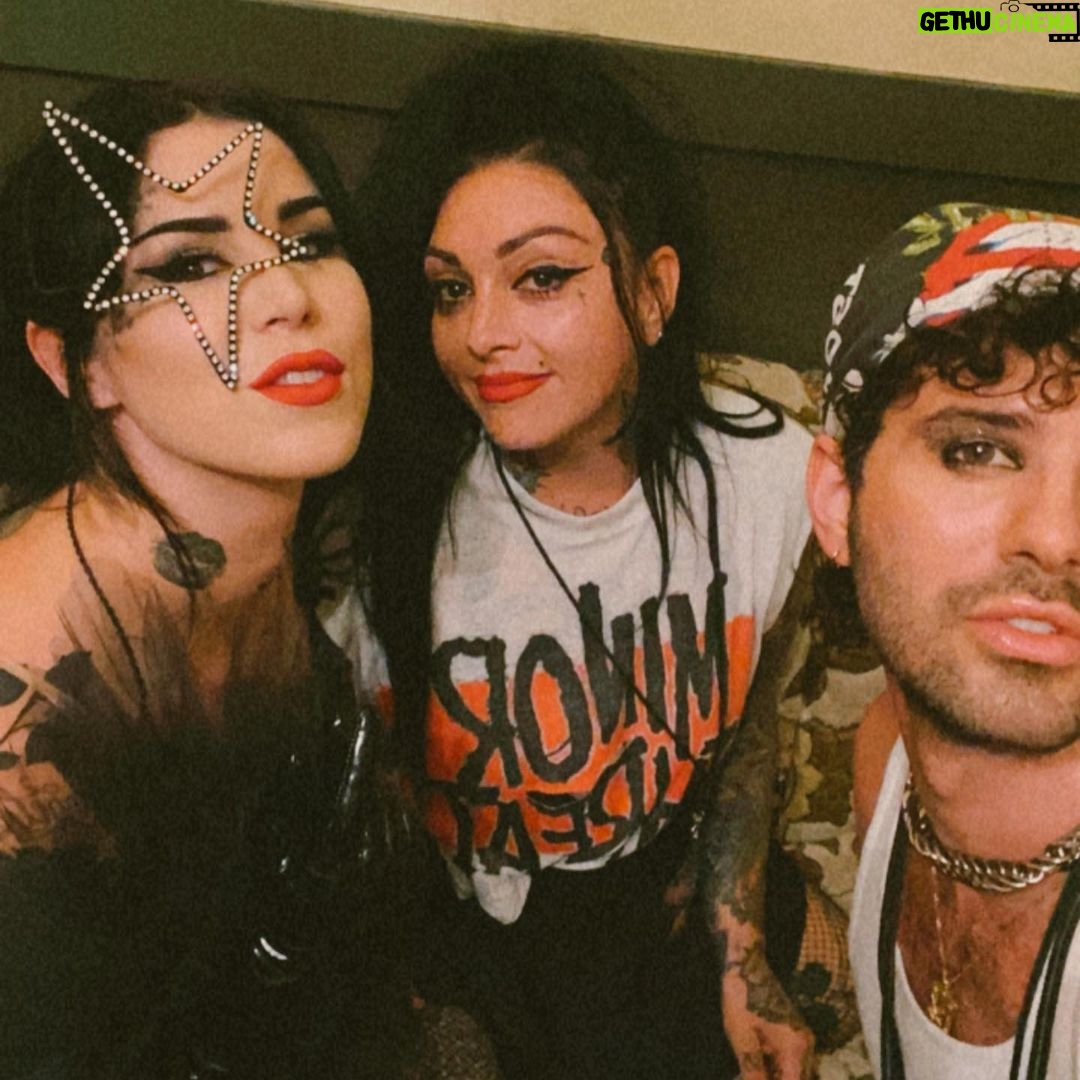 Kat Von D Instagram - The #LoveMadeMeDoIt mini tour was a complete smash, and we are still buzzing over all the love + energy! 🖤⚔️🖤 Thank you to each and everyone of you who came out and supported us, we can’t wait to do it all over again on our full US tour in March, and then our full EU tour in May! Special shoutouts: •my beloved bandmates: @sammidoll @mrpharmacist72 @brynnroute @daveparley •@prayers for sharing the stage with us! • @lindastrawberry and her team for making all my visual dreams come to life. •makeup+wardrobe: @iamleah •my dresses: @asanchezfashion •my shoes: @vondshoes •our amazing merch babe: @dimebagzhag •the best hype man/bts photographer: @vincerossi •our entire road crew, tour manager and manager who I love so dearly! • and most importantly, all of you who came, sang along, threw us flowers, and gave us the best hugs at the meet & greets. I adore you with all my heart!!