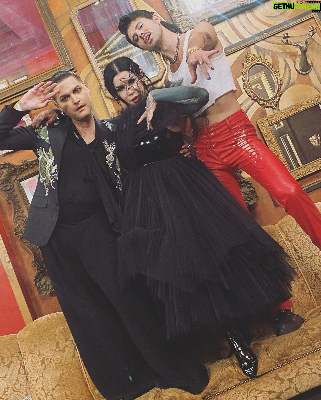 Kat Von D Instagram - Just some wholesome backstage content for you from our #LoveMadeMeDoIt record release party! 🖤 The Belasco