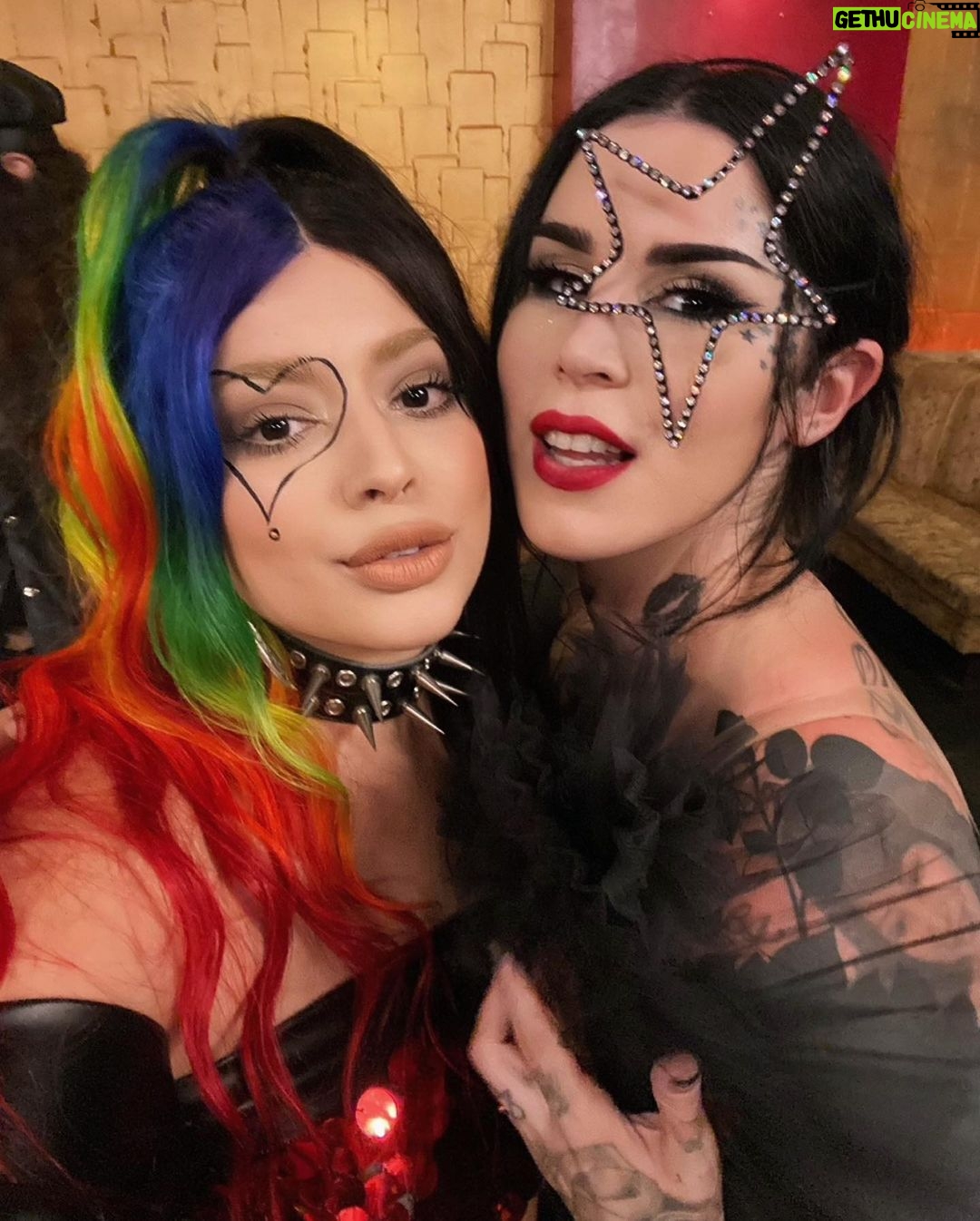 Kat Von D Instagram - Just some wholesome backstage content for you from our #LoveMadeMeDoIt record release party! 🖤 The Belasco