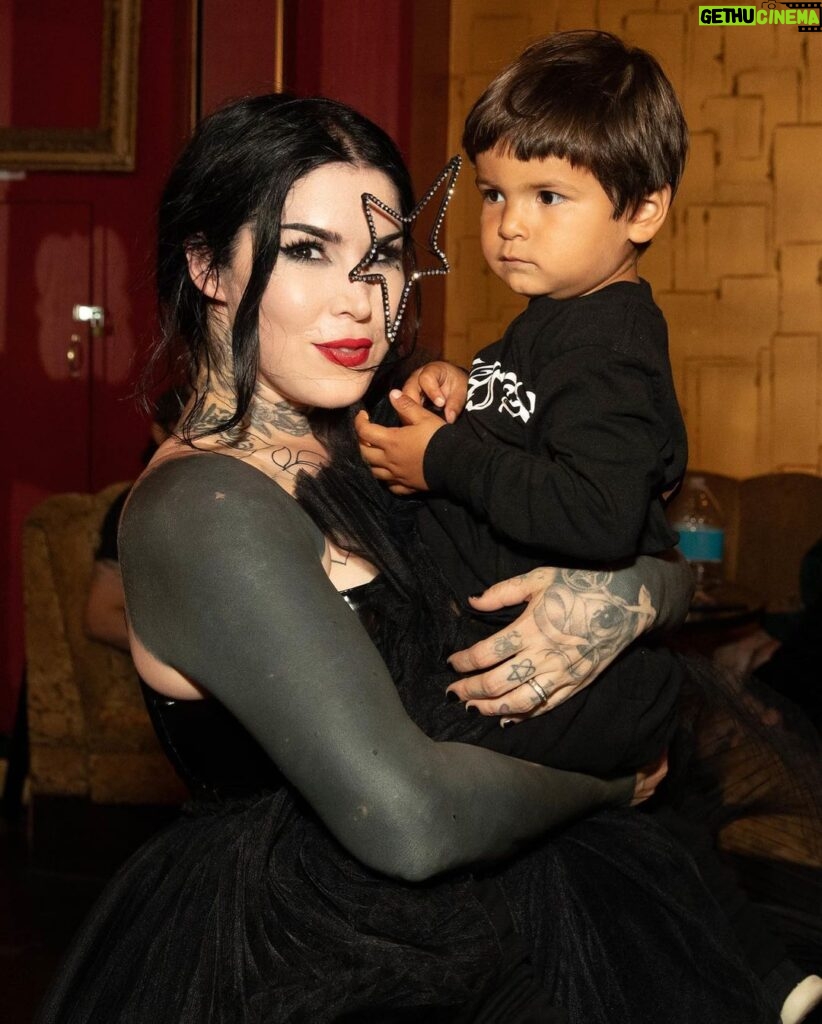 Kat Von D Instagram - Just some wholesome backstage content for you from our #LoveMadeMeDoIt record release party! 🖤 The Belasco