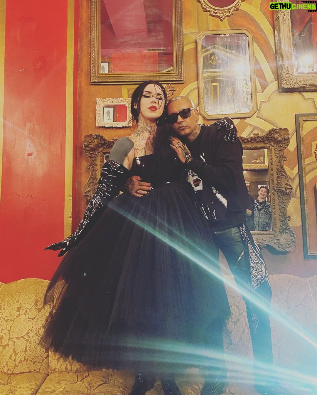 Kat Von D Instagram - Just some wholesome backstage content for you from our #LoveMadeMeDoIt record release party! 🖤 The Belasco