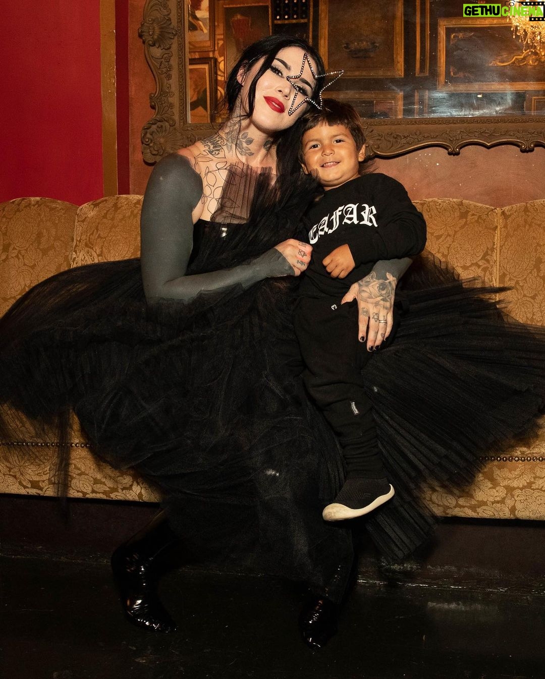 Kat Von D Instagram - Just some wholesome backstage content for you from our #LoveMadeMeDoIt record release party! 🖤 The Belasco