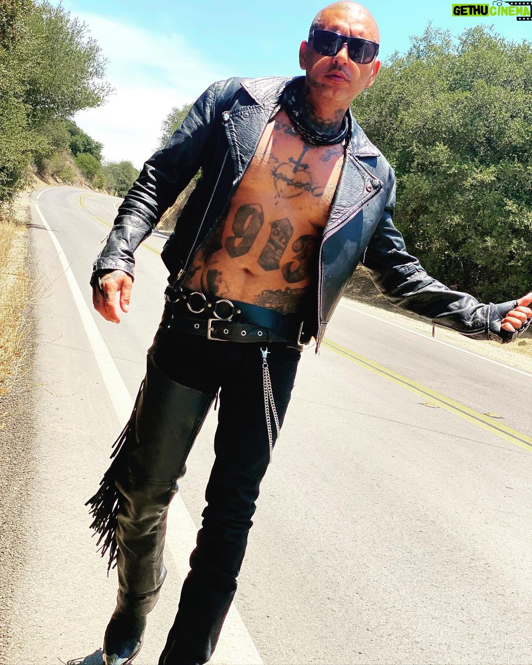 Kat Von D Instagram - Here’s some BTS from our “Fear You” music video shoot! It really does take a village to shoot all this stuff for you guys, and I’m so grateful to everyone who was involved in making this come to life! If you haven’t checked out the music FEAR YOU music video, make sure to watch it all the way to the rolling credits for all the shout outs and thank yous! *link in bio* Plus, it honestly has the sexiest, most dreamy rolling credits ever! 😉 #lovemademedoit San Diego, California