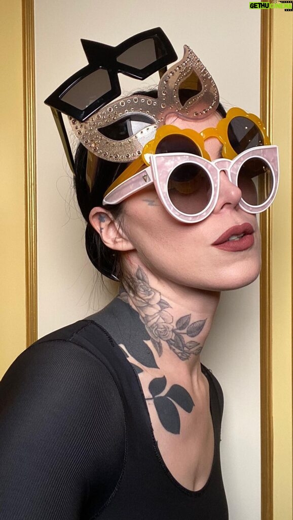 Kat Von D Instagram - THIS SATURDAY!!🚨 Starting at Noon (PST) I will be Live auctioning off 100 pairs of sunglasses from my personal collection! 🙀 Click the link in my bio to sign up now for the Live Auction, if you haven’t already! The last auction I did on the @whatnot App was amazing and this one is gonna be even more fun!! Here’s what you need to know to be a part of it: •Live auction will be filmed here at my house in my closet w me and will start at Noon (pst) sharp! •click the link in my bio to set up your WhatNot app to become a verified buyer. It’s free, and literally takes a minute (and plus it’s a dope app)! •All sunglasses have a starting bid of $10, but pre-bids have already begun on the WhatNot App. •I plan on starting and ending the Live auction with a few FREE giveaways, so get ready! •sunglasses from my collection will include tons of beautiful and wild shades from indie, avant garde and major designers from around the world. •and no, you don’t have to bid on anything just to join, watch, and hang with me. See you, Saturday! X KvD