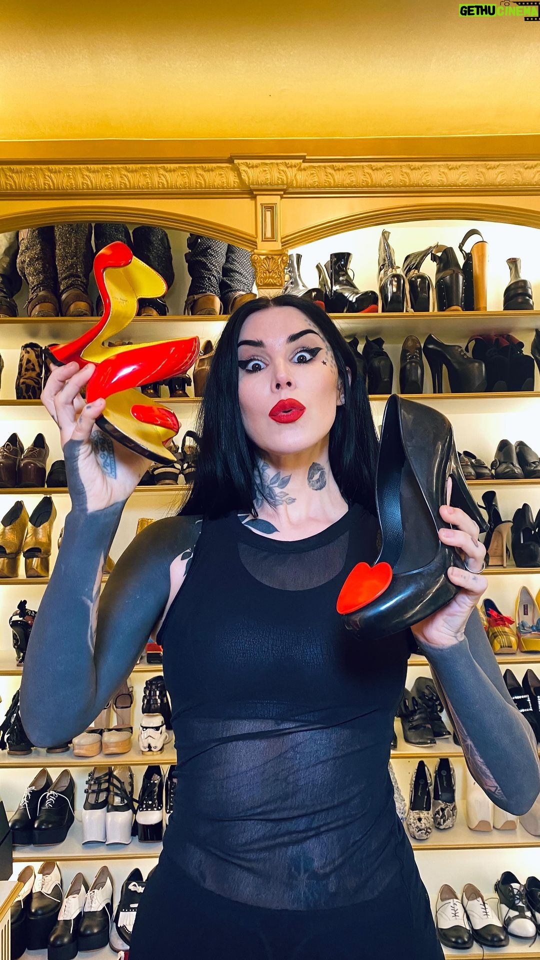 Kat Von D Instagram - MARK YOUR CALENDARS!! 🙀 THIS SATURDAY AT NOON (PST)! I’m going to be Live auctioning over 130 pairs of shoes from my shoe closet! I have WOMEN’S SIZES 7-10 🖤 Click the link in my bio to sign on to the WhatNot app for free if you wanna be able to bid on the day of the auction! Most shoes are gonna be starting around $30, and will include tons of indie brands and avant garde designers as well as the big ones. Can’t wait to go Live with you all and share a little piece of my closet with you! 🖤 *and special THANK YOU to the folks over at @whatnot for helping me do this for my fans! And no, I’m not getting payed by them for this, I just loved how interactive and user friendly it is compared to other auctioning platforms. SEE YOU GUYS SATURDAY!! 🖤 Ps. Sorry my hair looks so crazy in this video. I’ve been hitting the gym hard angain, and that’s what happens to it when I do. 💁🏻♀️