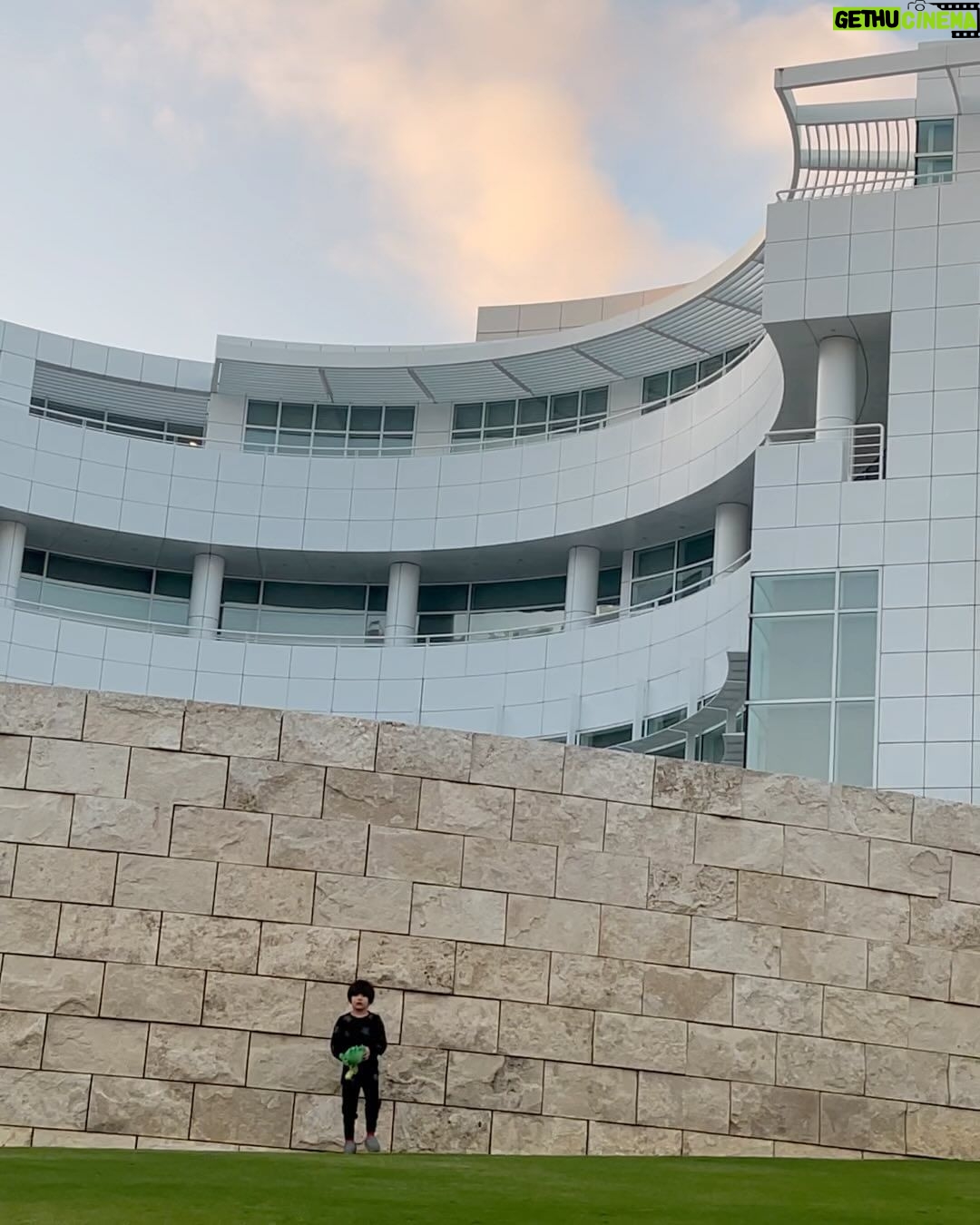 Kat Von D - 153.6K Likes - A perfect day to catch a sunset and see my favorite paintings at the @gettymuseum with @llewellyn 🖤