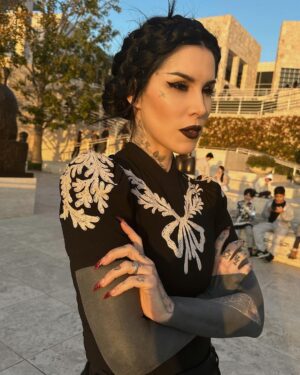 Kat Von D Instagram - A perfect day to catch a sunset and see my favorite paintings at the @gettymuseum with @llewellyn 🖤