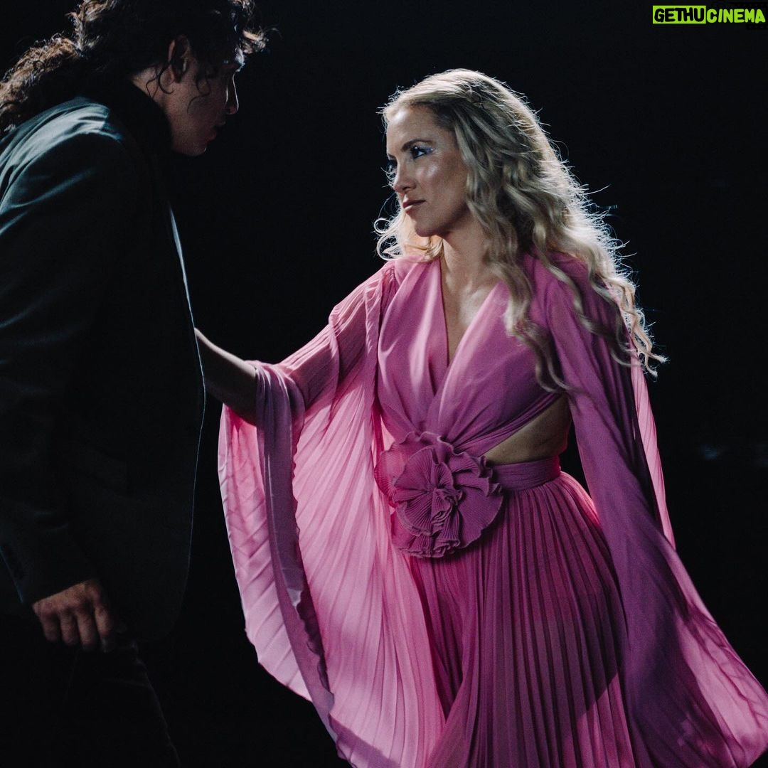 Kate Hudson Instagram - ✨🤍Dance partner appreciation 🤍✨ @marlonpelayo #bts 💫TALK ABOUT LOVE✨ *official video* OUT NOW (link in bio)