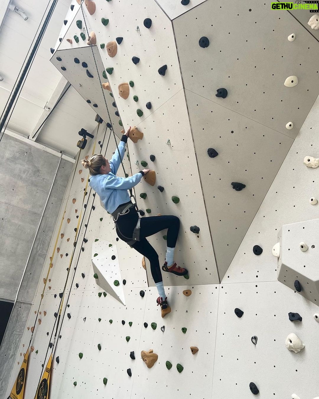 Kate Upton Instagram - This is your sign to go rock climbing. 🧗🏼♀️ 10/10 highly recommend.