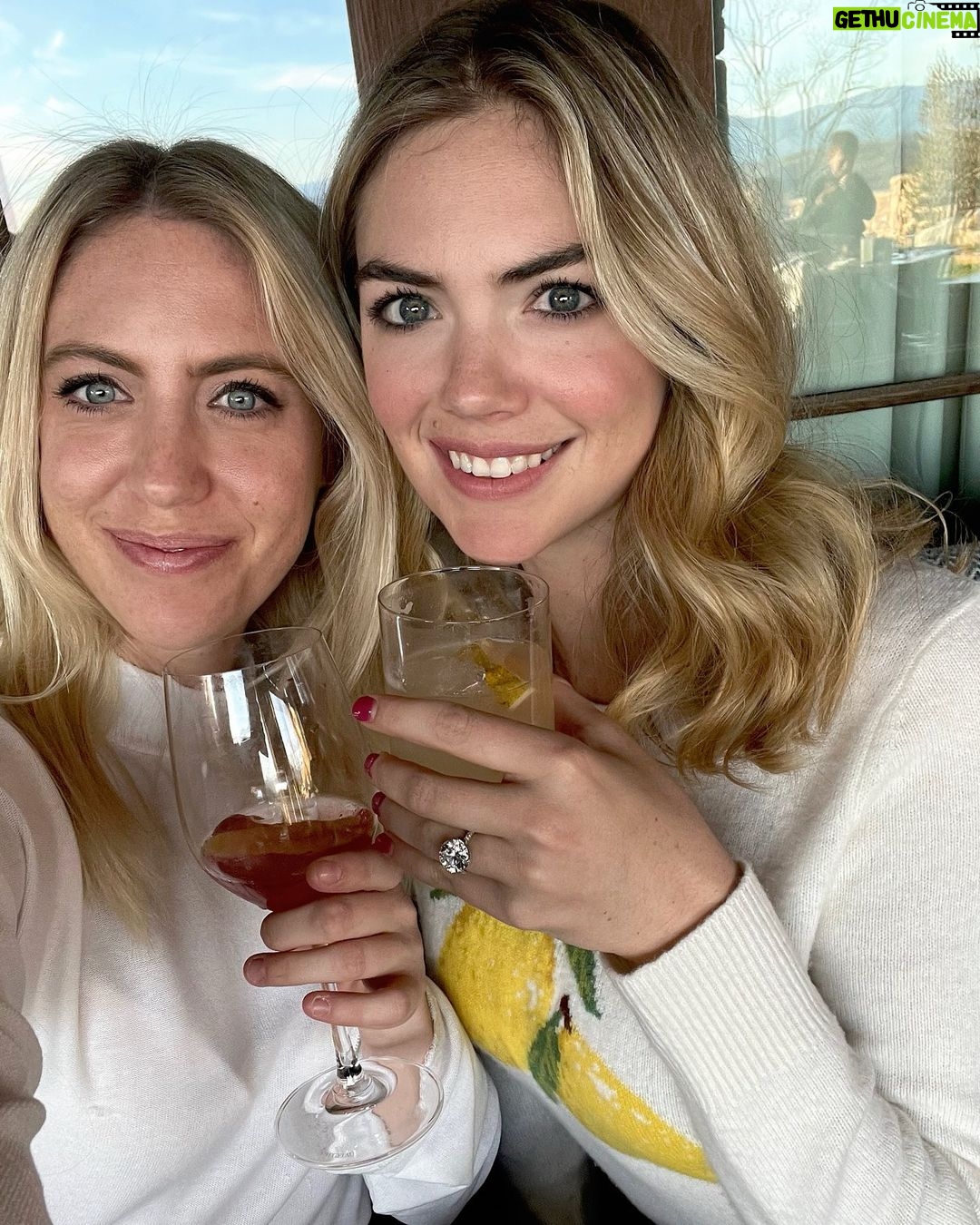 Kate Upton Instagram - It’s 5 o’clock somewhere. Right @christie.upton? 🍹