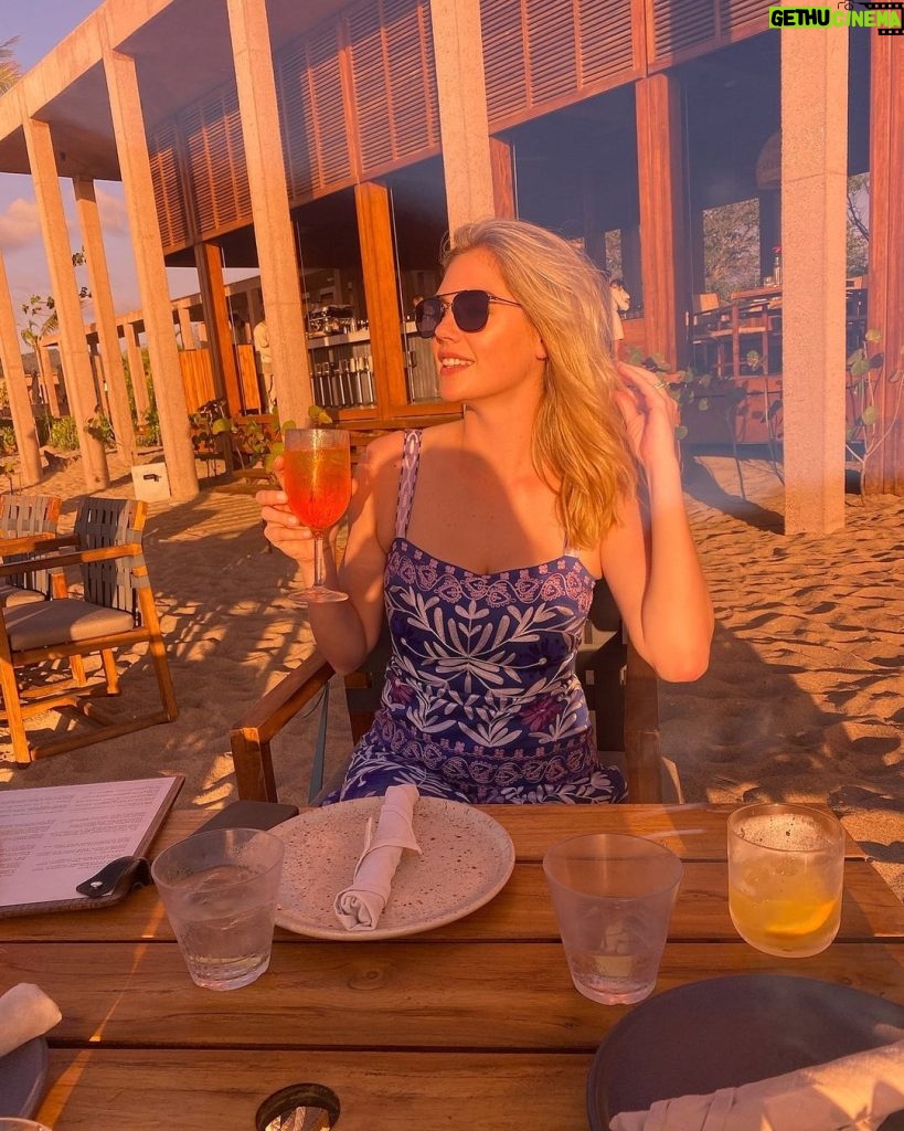 Kate Upton Instagram - Gotta love a sunset spritz 🍹