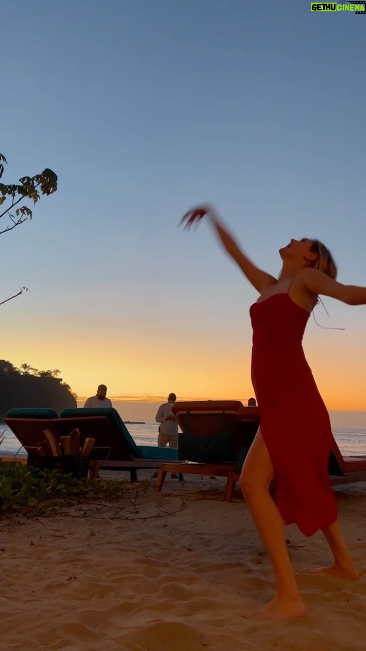 Kate Upton Instagram - If there is music, Bailey and I are dancing.