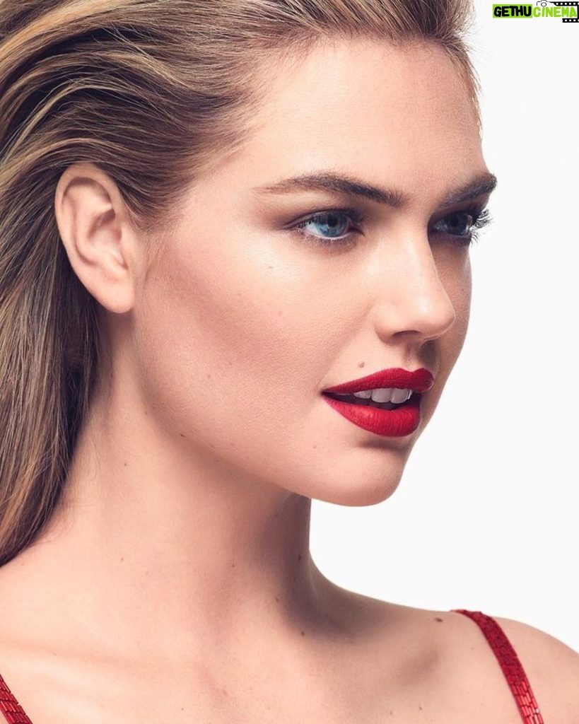 Kate Upton Instagram - Can’t go wrong with a classic red lip 💋 Flashback to my shoot with @dailyfrontrow! #FBF