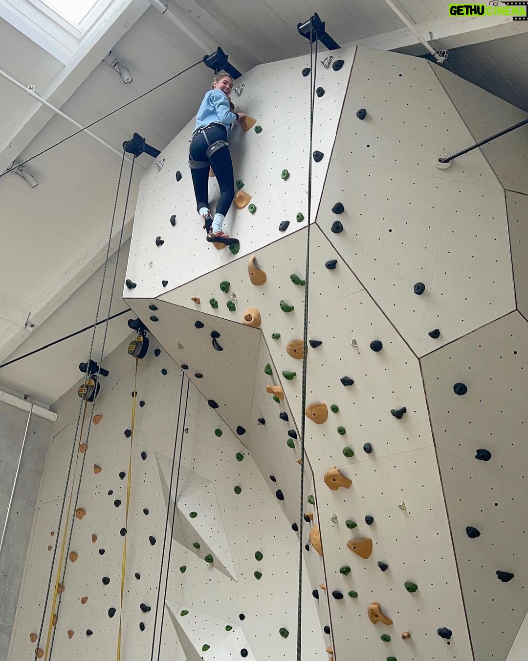 Kate Upton Instagram - This is your sign to go rock climbing. 🧗🏼♀️ 10/10 highly recommend.