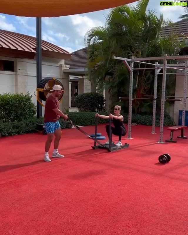 Kate Upton Instagram - My favorite part of the workout… when @benbrunotraining does the work. 😂