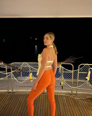 Kate Upton Instagram - Back bare, don’t care. 💁🏼‍♀️