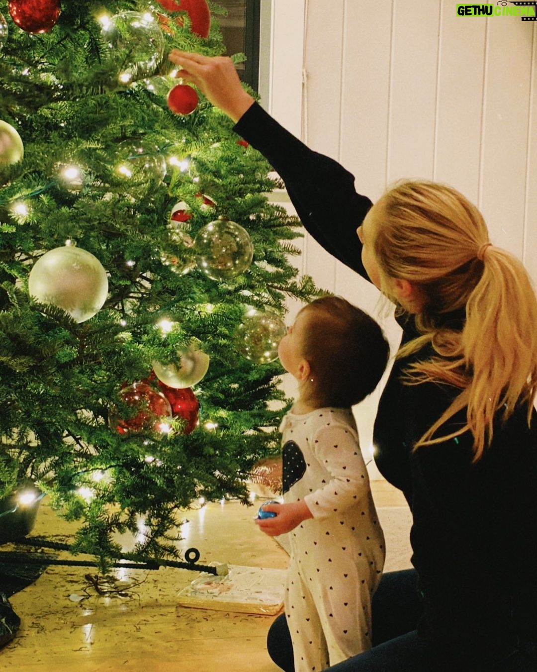 Kate Upton Instagram - Is it too soon to start decorating for Christmas? Asking for a friend… #FBF (my baby girl was so little! 🥺)