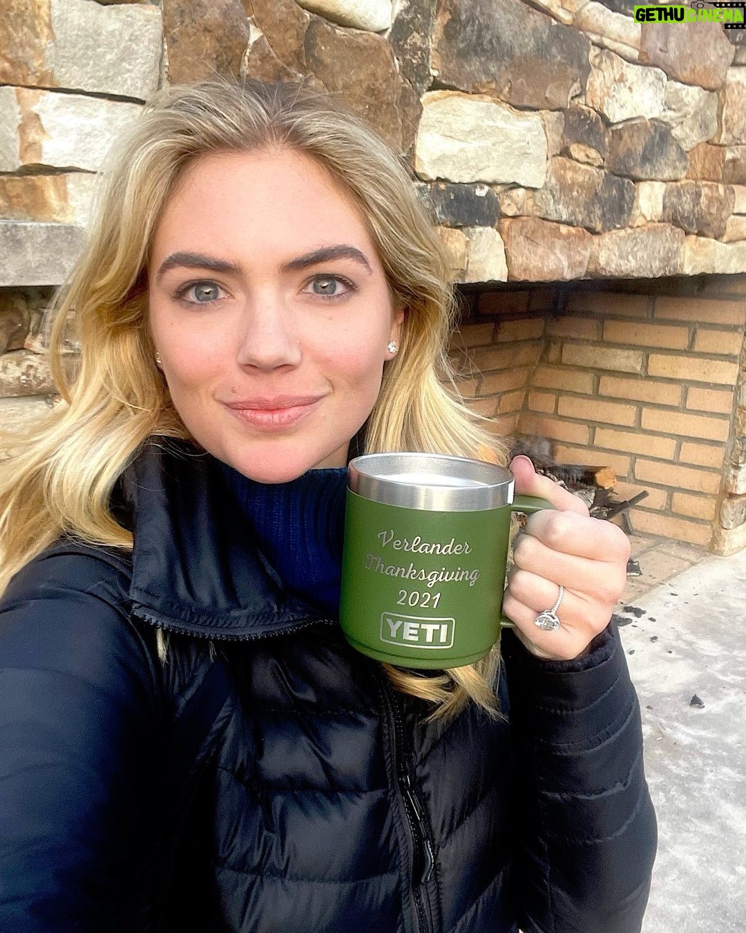 Kate Upton Instagram - Thankful to be with my loved ones today. ❤️ Happy Thanksgiving!