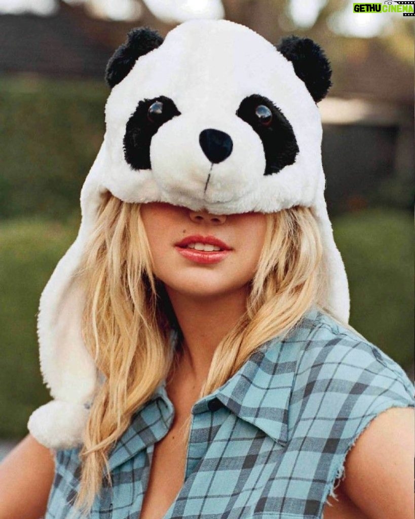 Kate Upton Instagram - It’s called fashion. Look it up. 🐼