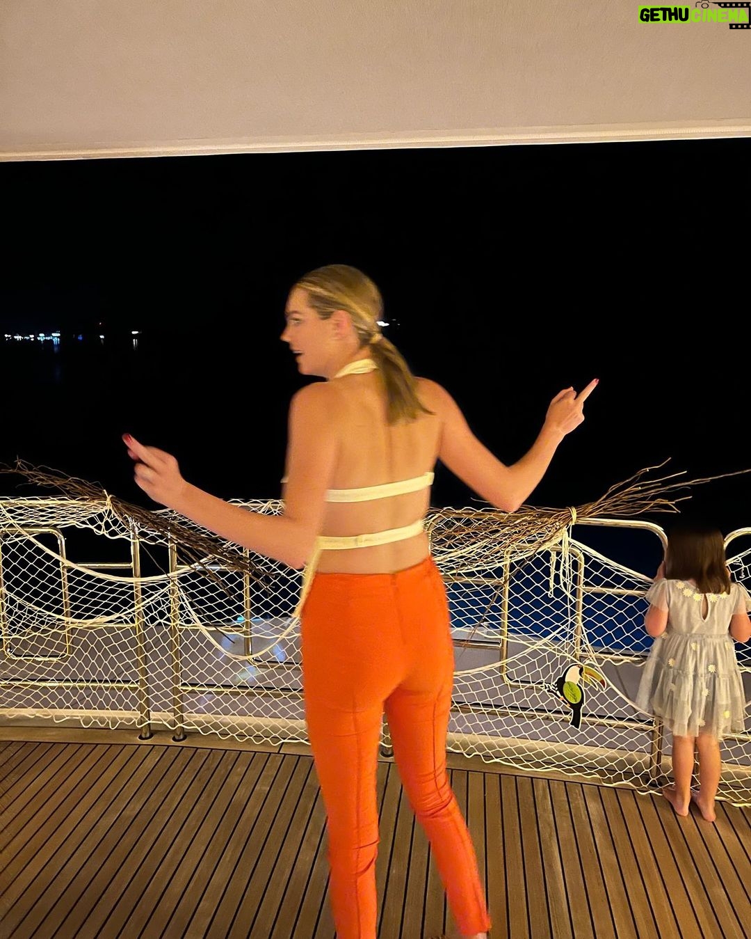Kate Upton - 90K Likes - Back bare, don’t care. 💁🏼♀️