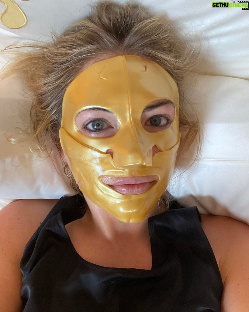 Kate Upton Instagram - Golden girl ✨ #FashionVsReality