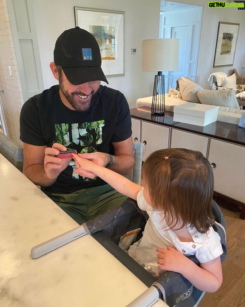 Kate Upton Instagram - Daddy Daughter manis melt my heart 😍💅🏻