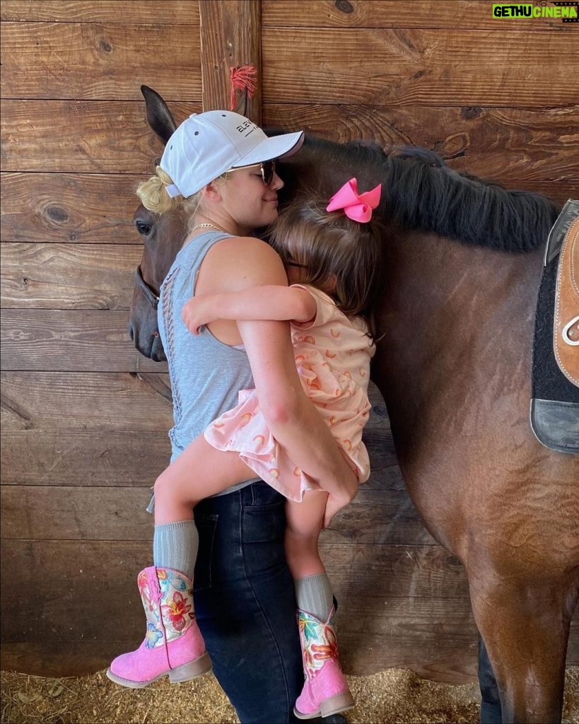 Kate Upton Instagram - Horse hugs 💕