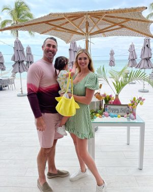 Kate Upton Instagram - Spending my day with loved ones... doesn’t get much better than this. Happy Easter! 💗🐰
