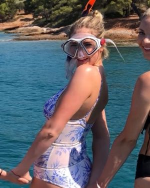 Kate Upton Instagram - Still working on making a snorkel look sexy... 🤿  #FashionVsReality #Tbt