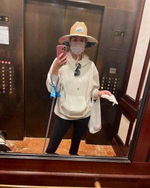 Kate Upton Instagram - How I wish I looked in an elevator vs how I actually look in an elevator... 🤣 #FashionVsReality #TBT