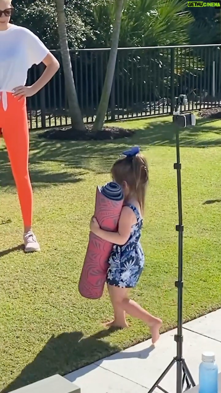 Kate Upton Instagram - Vivi decided to join today’s workout. 🤣