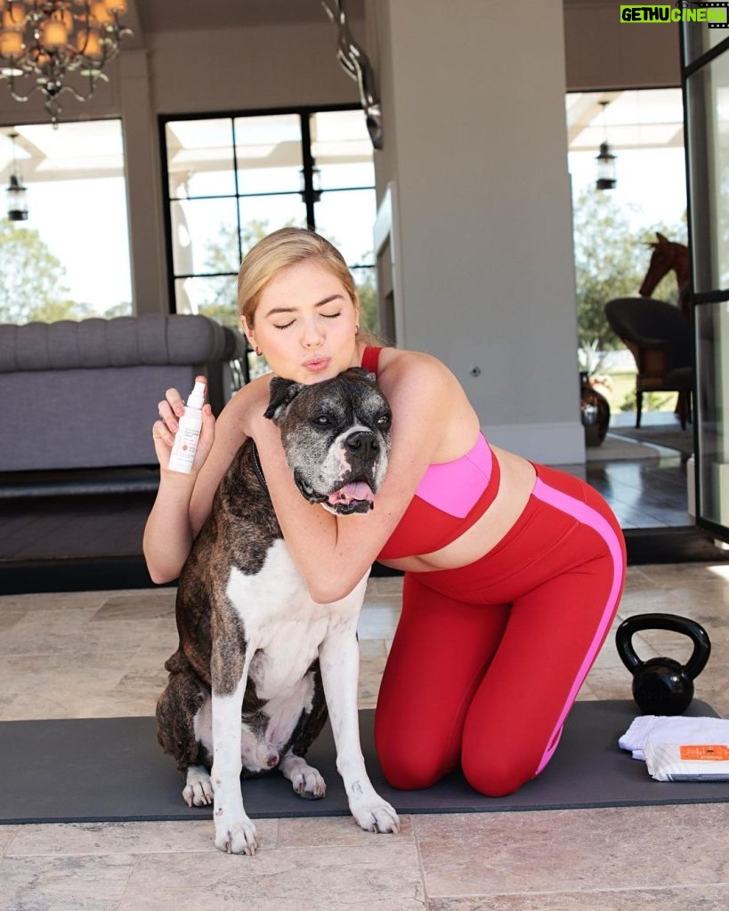 Kate Upton Instagram - My favorite post-workout refresher is spraying this face & body rose spray by #foundactive 🙌🏻 (Harley approves!)