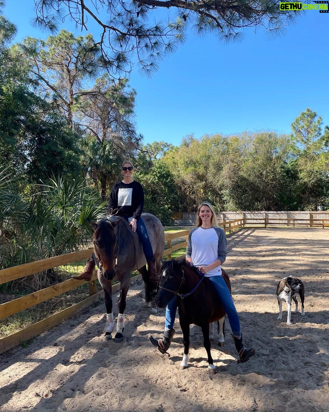 Kate Upton Instagram - Either I have long legs or this horse has short legs... okay maybe it’s both.