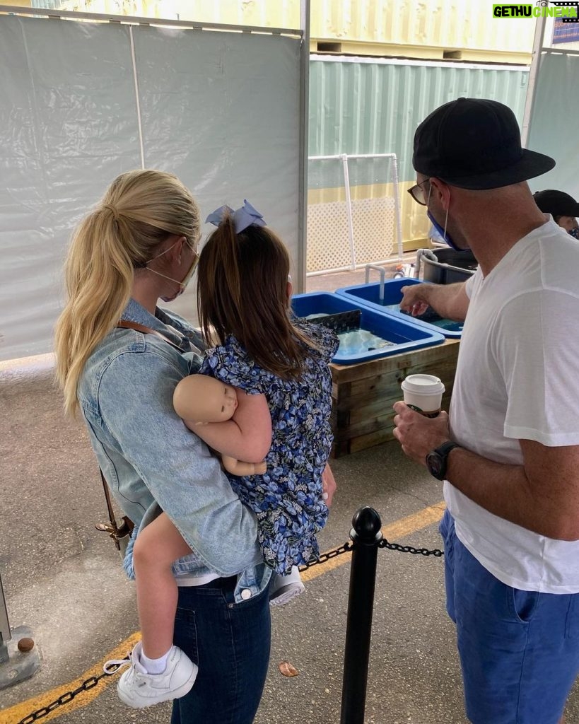 Kate Upton Instagram - Family time at the aquarium 🐢❤️