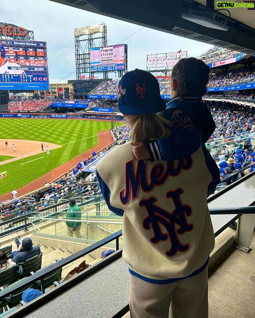 Kate Upton Instagram - We’re having so much fun in NY …GO METS! 💙🧡