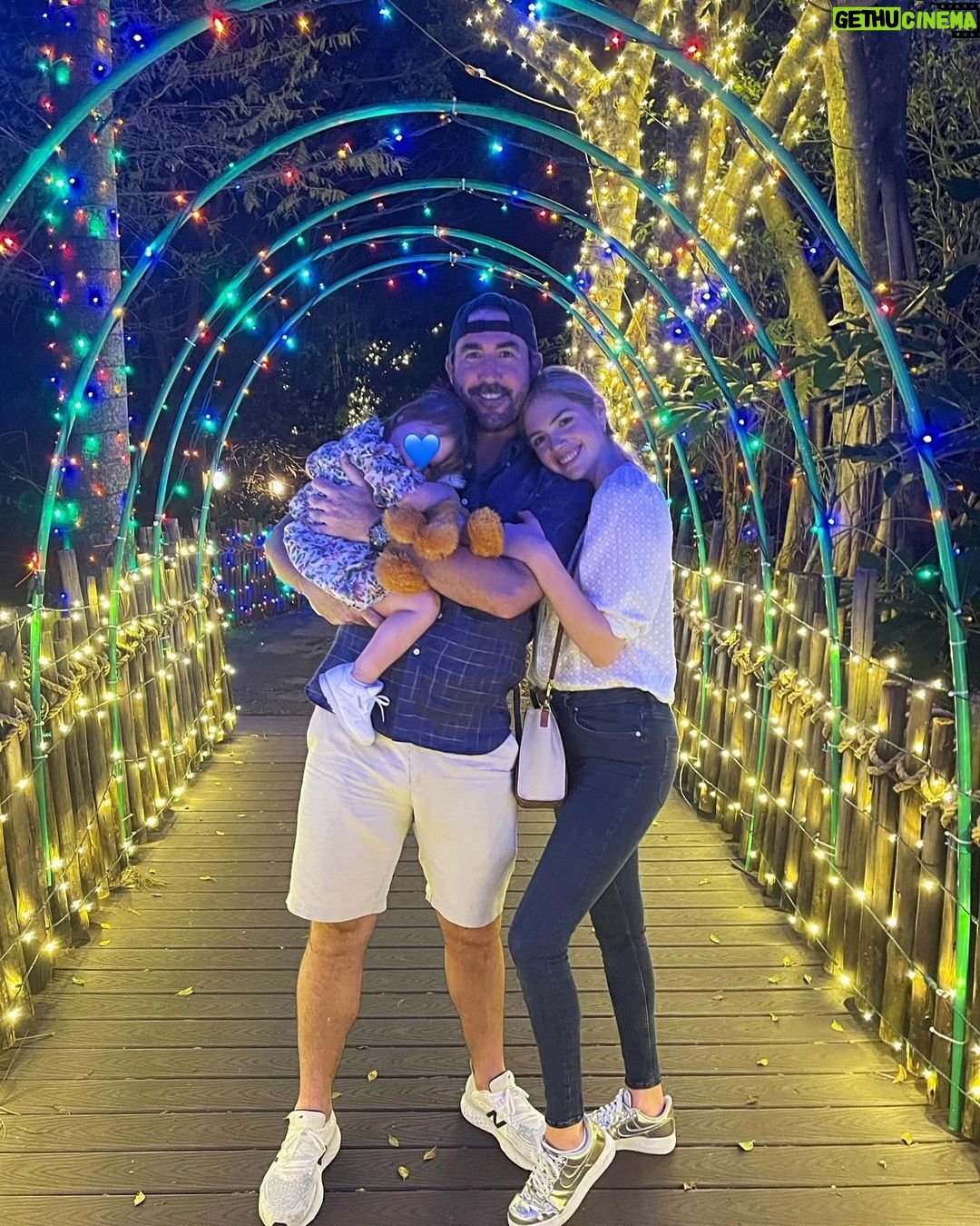 Kate Upton - 93.2K Likes - Family time at @palmbeachzoo!