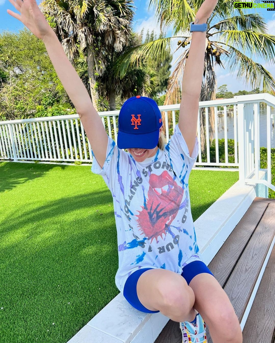 Kate Upton Instagram - Who’s excited for Amazin’ Day on March 25th?! 🙋🏼♀️ I’m ready to rep my @mets pride in NYC 🧡💙 Don't forget to wear your hat and learn more about Amazin’ Day at Mets.com/AmazinDay #AmazinDay