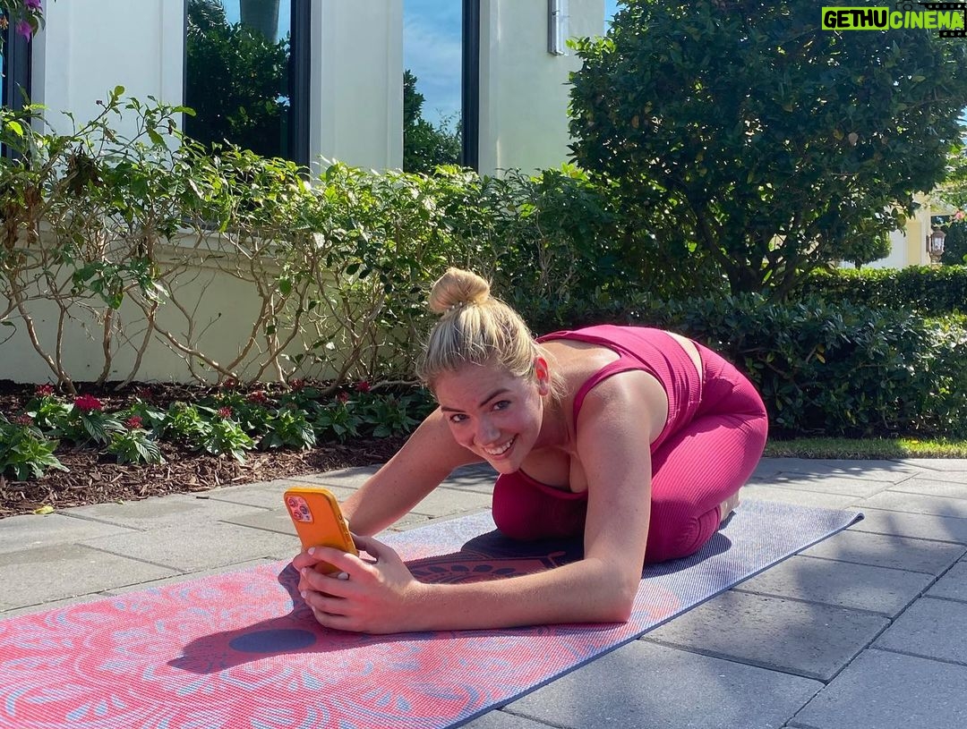 Kate Upton Instagram - My kind of Sunday flow 📲