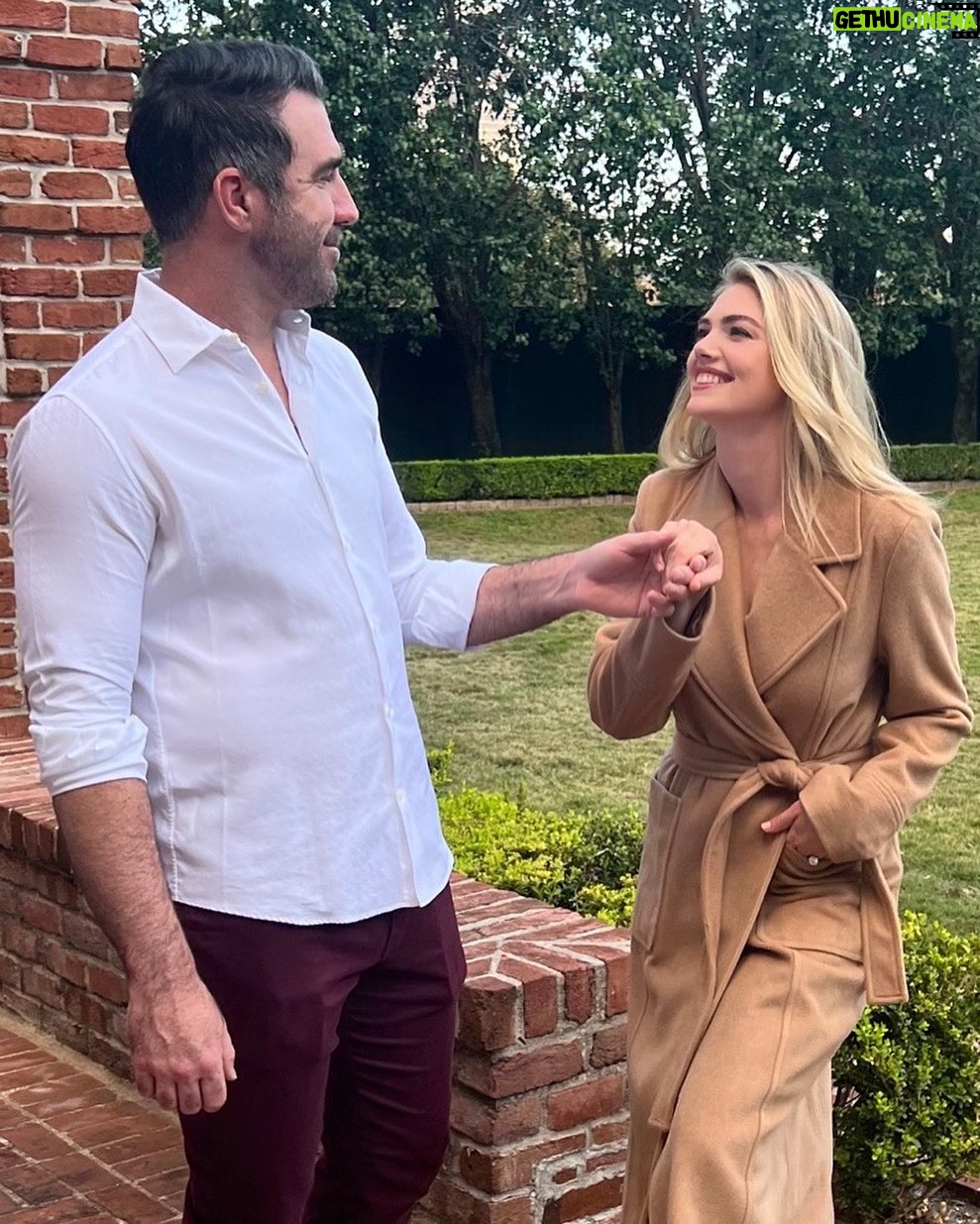 Kate Upton Instagram - Warm and cozy vibes today 🥰 Happy Thanksgiving everyone! @donnakaran #ad