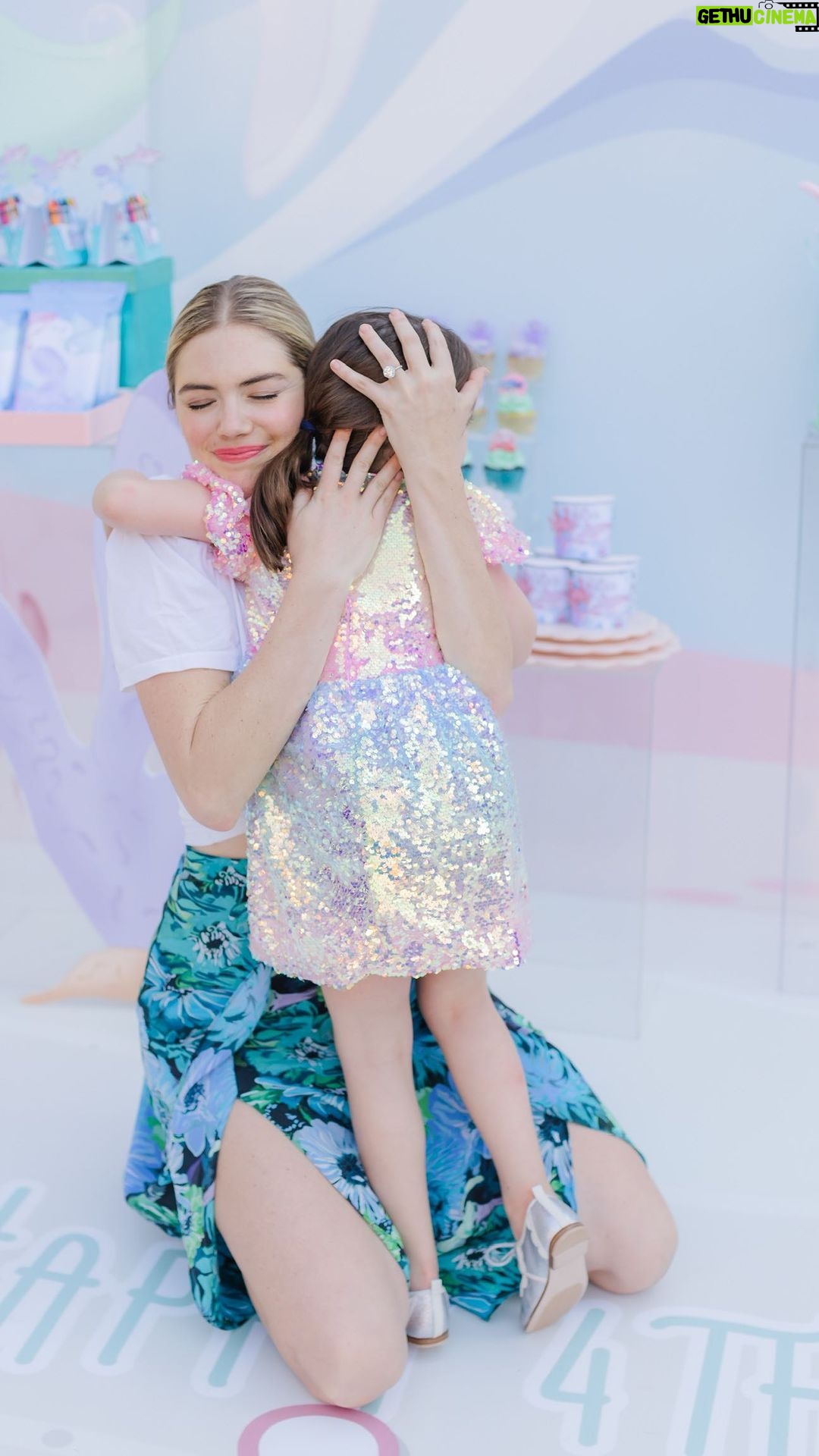 Kate Upton Instagram - Canβt believe my little girl is 4!! We had one shell of a time celebrating with this magical shark themed party! π¦β¨ππͺΈπ«§π