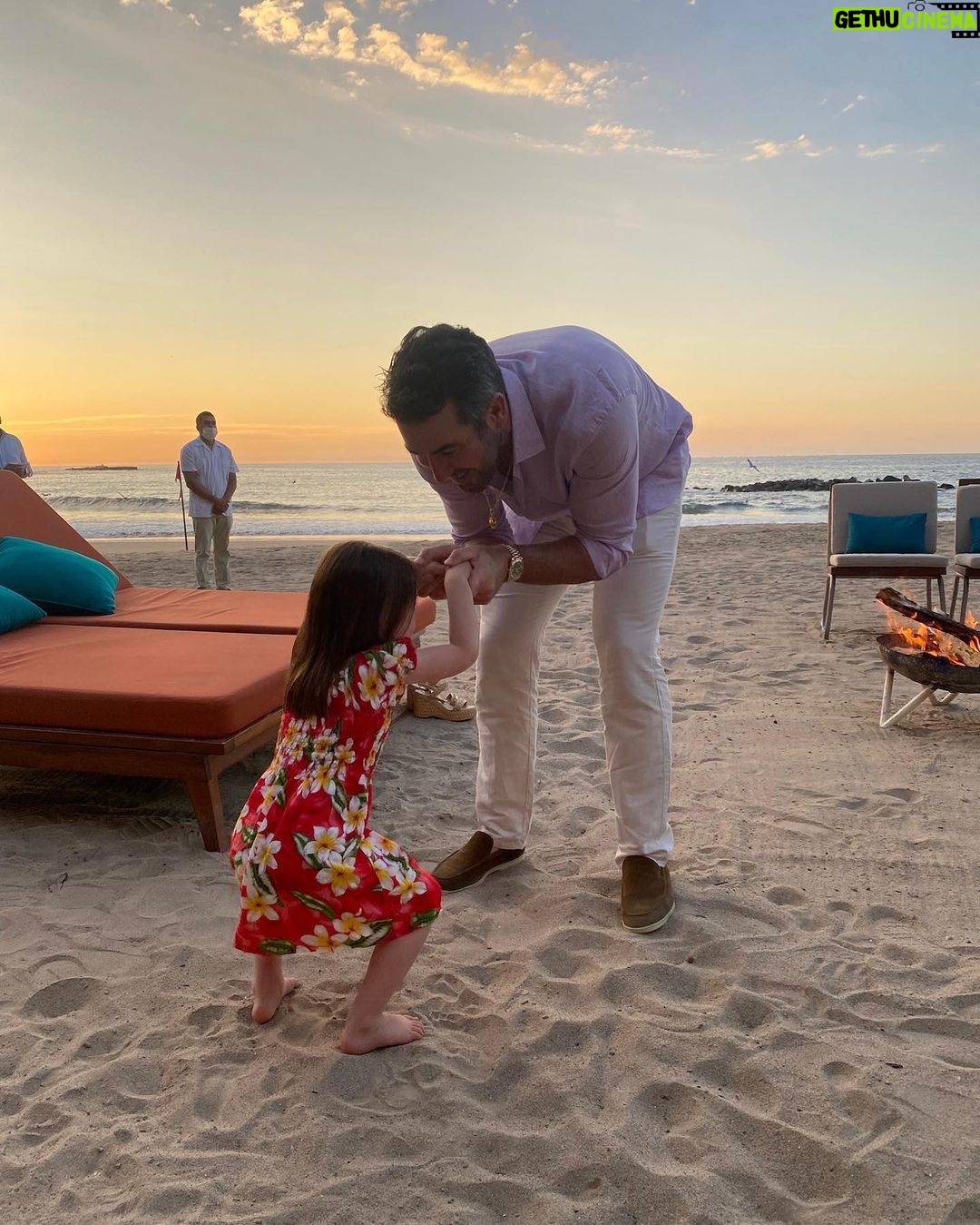 Kate Upton Instagram - Happy Father’s Day to all the Dad’s out there… but especially this man right here! I love watching you be the most incredible #GirlDad… Vivi and I are so lucky to have you @justinverlander. ❤️