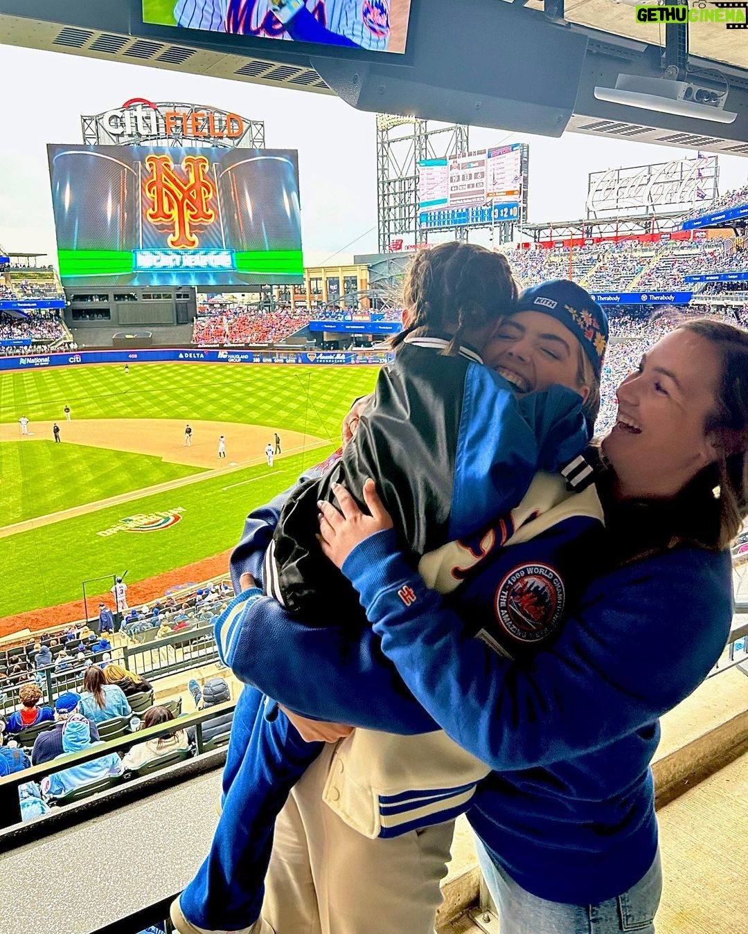 Kate Upton Instagram - We’re having so much fun in NY …GO METS! 💙🧡