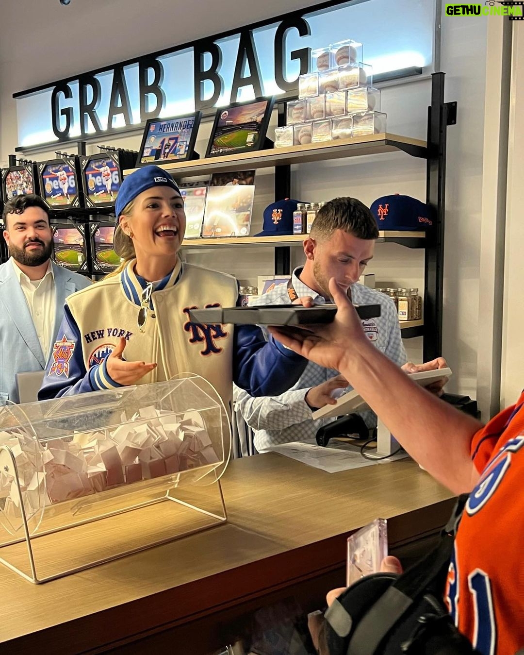 Kate Upton Instagram - We’re having so much fun in NY …GO METS! 💙🧡