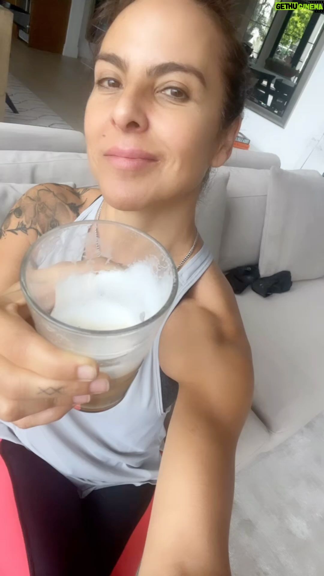 Kate del Castillo Instagram - Feliz viernes!! #coffee #workout