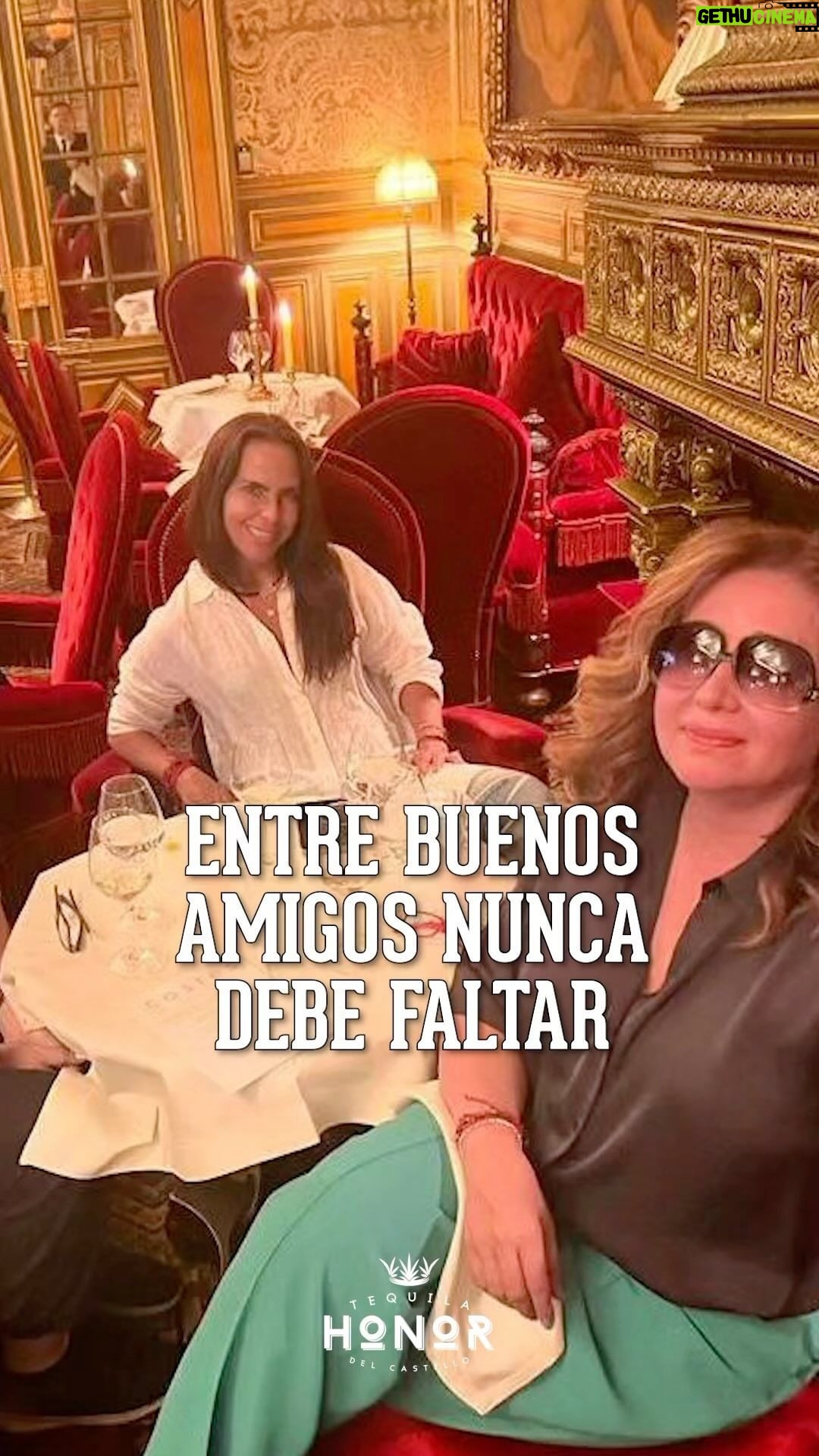 Kate del Castillo Instagram - Síguenos @tequilahonor Feliz domingo y día internacional de la amistad!! Que la pasen muy bonito junto a sus más cercanos amigos, los cuales ya son parte de tu familia! Que falte cualquier cosa, menos amor y Honor🥃 ¡Sigue viviendo honorablemente!🥃 Follow us @tequilahonor Happy Sunday and International Friendship Day!! Have a great time with her closest friends, who are already part of your family! That anything is missing, except love and honor 🥃 Keep living honorably!🥃 #Diadelosamigos #Jalisco #losaltosdejalisco #tequilacocktail #cocktailtime #americalatina #tequilahonor #viveconhonor #tequila #honor #honorisinyourhands #livewithhonor #mexico #shots #honorisinyourhands #tequilatime #tequilanight #mexicancocktails #tequilalover #mexicantequila #margaritas #usa #katedelcastillo @tequilahonor @katedelcastillo