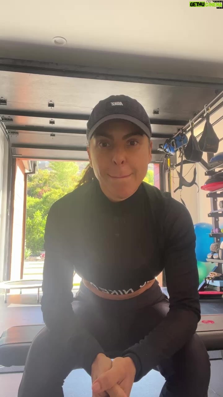 Kate del Castillo Instagram - Gracias! Thanks everyone!#kdclovers @alexfitbox #live