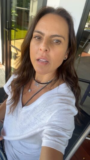 Kate del Castillo Instagram - Feliz de que me visite mi adorado Batman! @calvatwitt @gazzalourdes ♥️♥️♥️