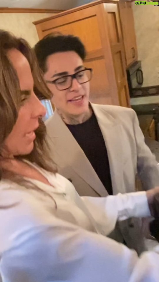 Kate del Castillo Instagram - Exited to welcome @papikunno to our series “Volver A Caer” Don’t miss him on episode #5 that drops on Friday only on @vixplus :popcorn: Que emoción contar con la participación especial de #kunno en nuestra serie #volveracaer no te lo pierdas en el episodio 5 que estará disponible este viernes solo en #vixplus #katedelcastillo #papikunno