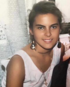 Kate del Castillo Instagram - #ᴛʙᴛ Buenos viejos recuerdos Con mi amada familia. Mi papá #ericdelcastillo ♥ mi mamá #katetrillo ♥ mi hermana ♥@vdelcastillotv y mi prima ♥@angie.trillo #familiadelcastillo #katedelcastillo #veronicadelcastillo #angietrillo Childhood memories